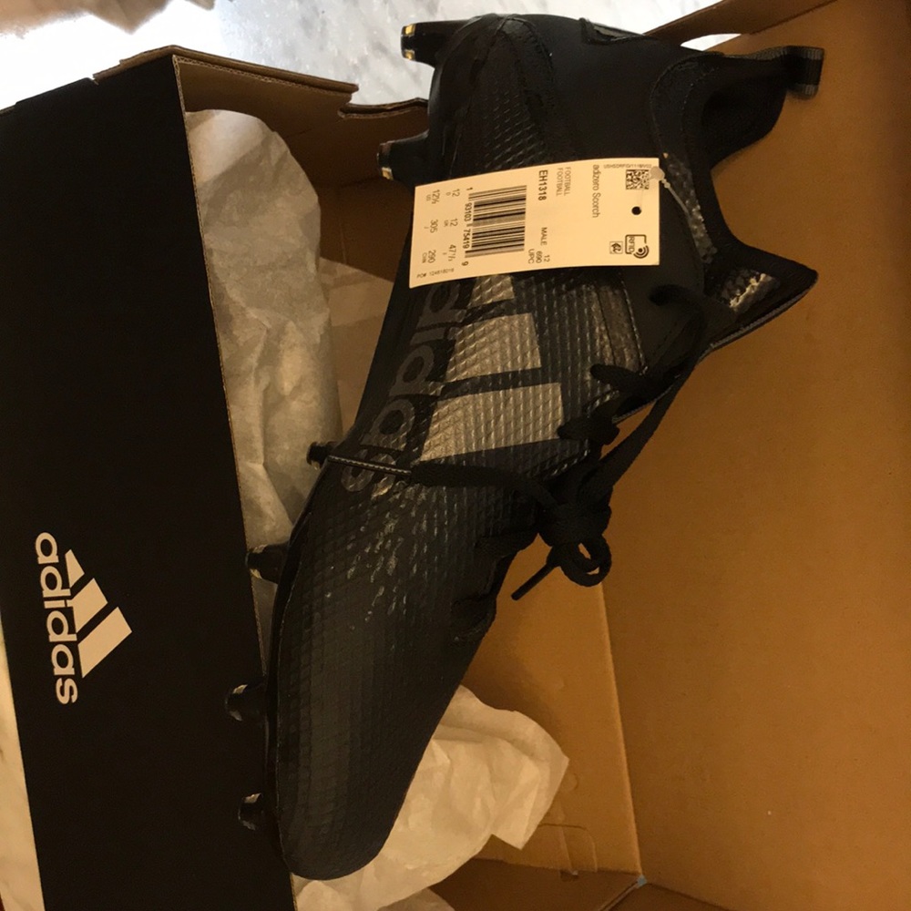 Cleats black on black never worn. Ready to ship..
